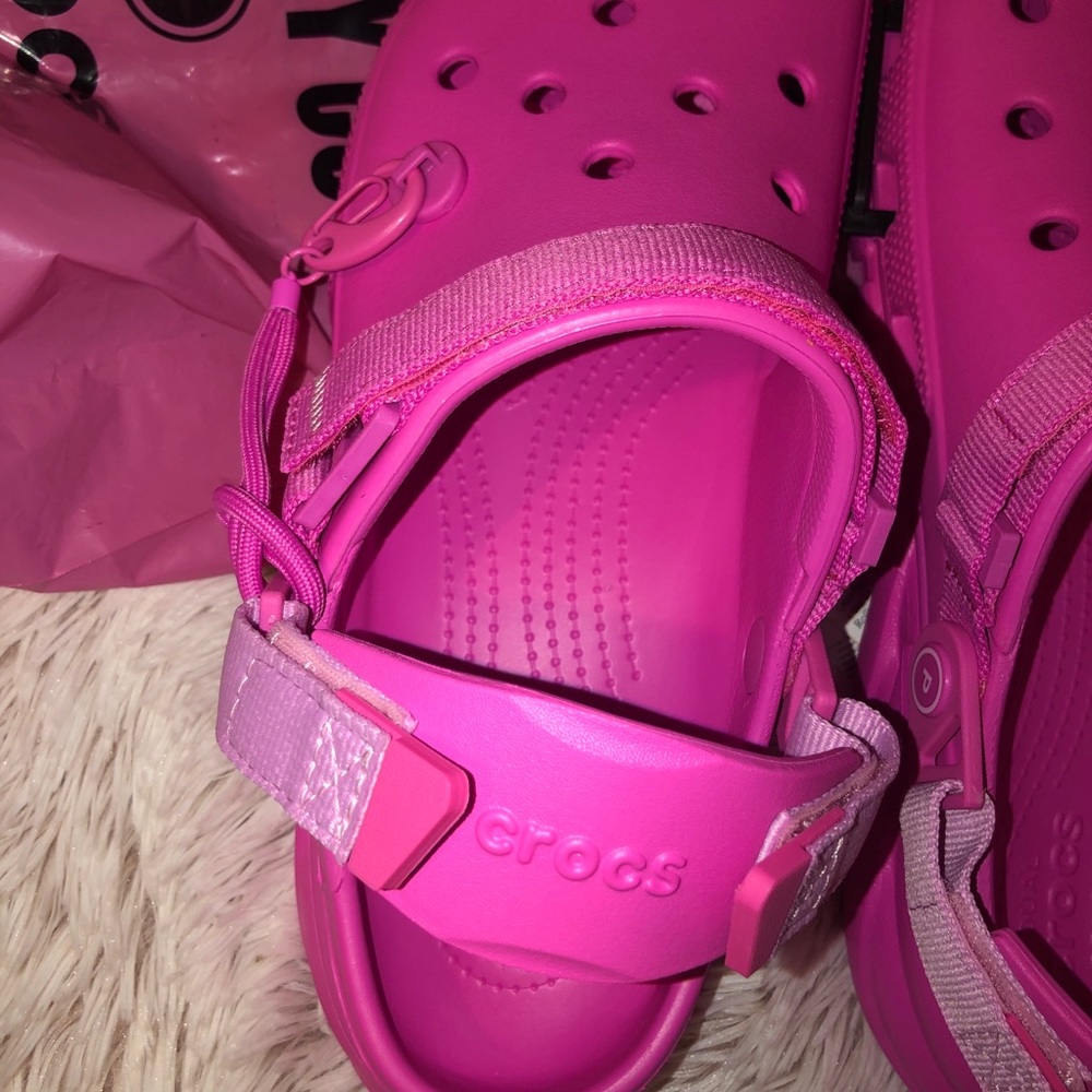 Post Malone NIB Unisex Crocs Electric Pink - Picture 6 of 7